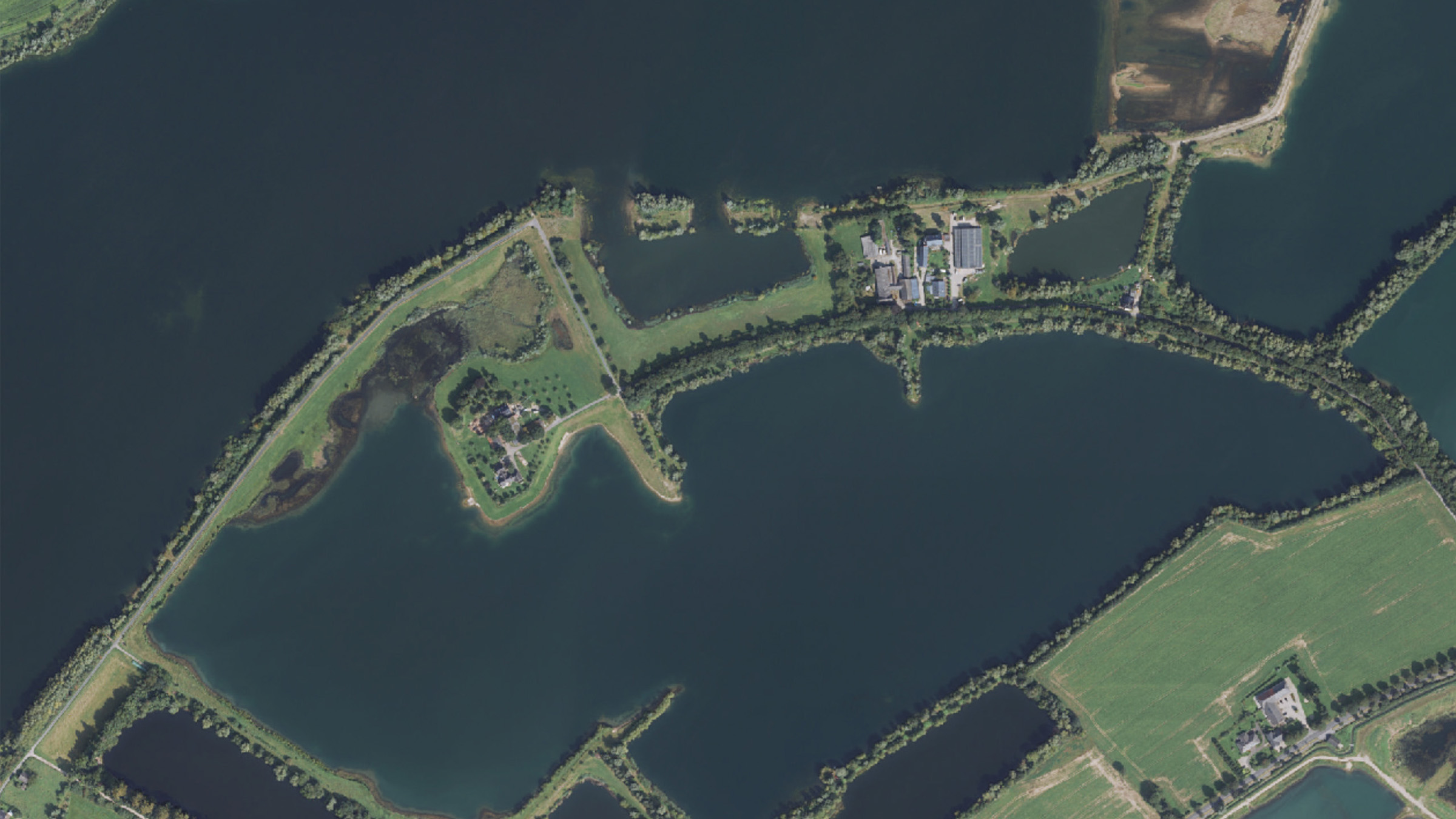 Digitales Orthophoto der Gegend um Bergerfurth in Nordrhein-Westfalen mit mehreren Baggerseen, Wäldern, Feldern und vereinzelter Bebauung aus der Vogelperspektive.