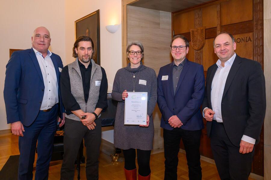 Foto (v.l.n.r.): Arno Minas (Verwaltungsleiter des Dezernats für Wohnungsversorgung, Immobilien und Nachhaltigkeit der Stadt Münster), Olaf Büscher (EFTAS-Geschäftsführer), Sabine Lüth und Benedikt Peter (EFTAS-Umweltteam) sowie Viktor Haase (Staatssekretär im Ministerium für Umwelt, Naturschutz und Verkehr NRW) bei der Verleihung der Auszeichnungen. (© Michael C. Möller)